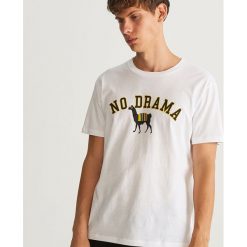T-shirt z nadrukiem - Biały. Białe t-shirty męskie Reserved, z nadrukiem. Za 39.99 zł.