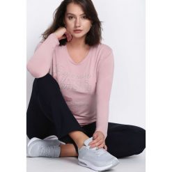 Różowa Bluzka Passionate Matter. Czerwone bluzki damskie Born2be, z aplikacjami, z okrągłym kołnierzem, z długim rękawem. Za 39.99 zł.