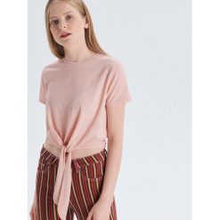 Krótka bluzka z wiązaniem - Różowy. Bluzki damskie Cropp. W wyprzedaży za 19.99 zł.