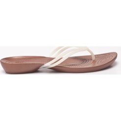 Crocs - Japonki. Białe klapki damskie Crocs, z materiału. W wyprzedaży za 89.90 zł.