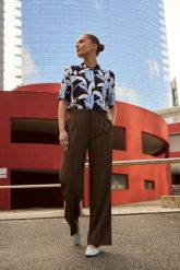 Spodnie z szerokimi nogawkami brązowe. Brązowe spodnie materiałowe damskie MOODO, l, bez wzorów, z elastanu. Za 139.99 zł.