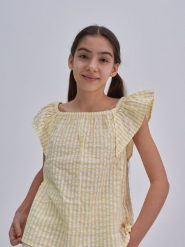 Bluzka dziewczęca ze strukturalnej tkaniny w kratkę żółta Kinga 200. Żółte t-shirty i topy dla dziewczynek Big Star, bez wzorów, z tkaniny, bez ramiączek. W wyprzedaży za 29.99 zł.