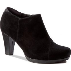 Półbuty CLARKS - Chorus Jingle 261278484 Black Suede. Czarne półbuty damskie Clarks, z materiału. W wyprzedaży za 279.00 zł.