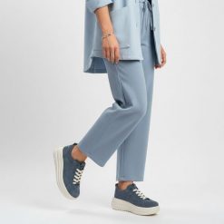 Granatowe Sneakersy Filippo Zamszowe Buty Damskie Na Platformie. Niebieskie obuwie sportowe damskie Filippo, bez wzorów, z jeansu, eleganckie, bez obcasa, na platformie, bez zapięcia. Za 209.00 zł.