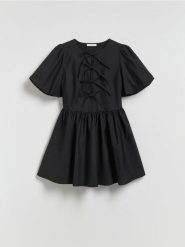 Sukienka mini z wiązaniem - czarny. Czarne sukienki damskie Reserved, l, bez wzorów, z dzianiny, bez kołnierzyka, bez ramiączek, mini, rozkloszowane. Za 139.99 zł.