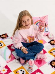 Koc dziecięcy Gabby's Dollhouse - biały. Białe kocyki dla dzieci Sinsay. Za 29.99 zł.