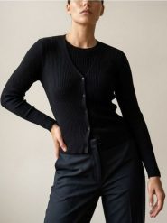 Prążkowany kardigan zapinany na guziki - czarny. Czarne kardigany damskie Sinsay, l, bez wzorów, prążkowane. Za 39.99 zł.