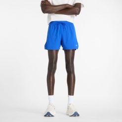 Spodenki męskie New Balance MS41286BUM – niebieskie. Niebieskie krótkie spodenki sportowe męskie New Balance, l, bez wzorów, z materiału, na fitness i siłownię. Za 299.99 zł.