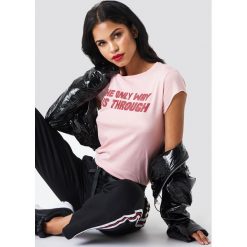 NA-KD T-shirt The Only Way - Pink. T-shirty damskie marki NA-KD. W wyprzedaży za 24.38 zł.