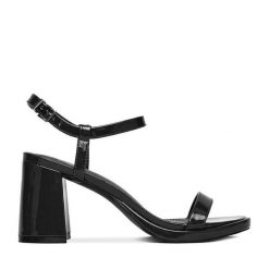 Sandały JENNY. Czarne sandały damskie Jenny, bez wzorów, bez obcasa, na słupku, bez zapięcia. Za 149.99 zł.