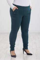 Klasyczne spodnie Nita ze zwężoną nogawką w morskim kolorze PLUS SIZE XXL. Zielone spodnie materiałowe damskie Nasi partnerzy, plus size, bez wzorów, z elastanu. Za 159.90 zł.