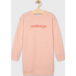 Calvin Klein Jeans - Sukienka dziecięca 128-176 cm. Czerwone sukienki dla dziewczynek Calvin Klein Jeans, bez wzorów, z bawełny, casualowe, bez ramiączek, długie. W wyprzedaży za 199.90 zł.