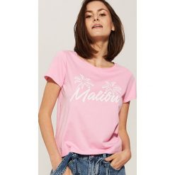 Koszulka z palmami - Różowy. T-shirty damskie marki House. W wyprzedaży za 15.99 zł.
