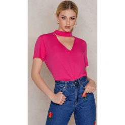 NA-KD T-shirt z dekoltem V - Pink. T-shirty damskie marki NA-KD. W wyprzedaży za 24.38 zł.
