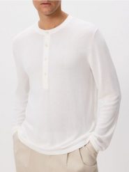 Sweter henley - biały. Białe swetry przez głowę męskie Reserved, l, bez wzorów, z wiskozy, bez kołnierzyka. W wyprzedaży za 65.99 zł.