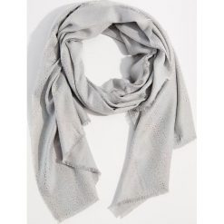 Szalik z połyskującą aplikacją - Jasny szar. Szare szaliki i chusty damskie Mohito, z aplikacjami. Za 59.99 zł.