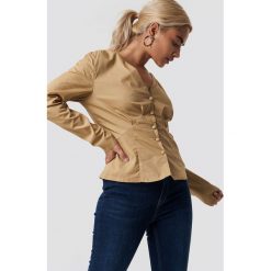 NA-KD Trend Bluzka z guzikami - Beige. Bluzki damskie marki NA-KD Trend. Za 80.95 zł.