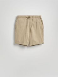 Szorty regular z dodatkiem lnu - oliwkowy. Zielone szorty męskie Reserved, l, bez wzorów, z bawełny. Za 129.99 zł.