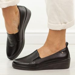 Czarne skórzane półbuty damskie Vinceza 39988. Czarne półbuty damskie VINCEZA, na jesień, w ażurowe wzory, z jeansu, eleganckie, z okrągłym noskiem, bez obcasa, na koturnie, bez zapięcia. Za 219.00 zł.