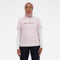 Koszulka damska New Balance WT41909SOI – różowa. Czerwone koszulki sportowe damskie New Balance, l, bez wzorów, z materiału, eleganckie, bez kołnierzyka. Za 49.99 zł.