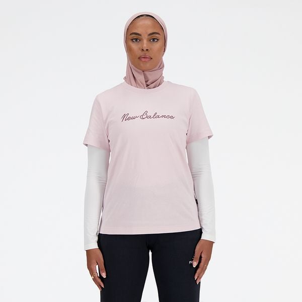 Koszulka damska New Balance WT41909SOI – różowa. Czerwone koszulki sportowe damskie New Balance, l, bez wzorów, z materiału, bez kołnierzyka, bez ramiączek. Za 49.99 zł.