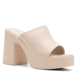 Klapki DeeZee. Brązowe klapki damskie DeeZee, bez wzorów, bez obcasa. Za 149.99 zł.