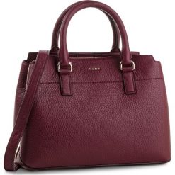 Torebka DKNY - Bellah-Md Satchel-De R83D5686 Bood Red XOD. Torebki do ręki damskie marki DKNY. W wyprzedaży za 899.00 zł.