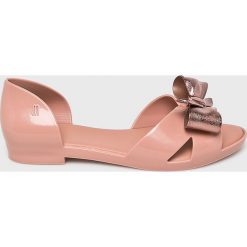 Melissa - Sandały Seduction. Czerwone klapki damskie Melissa, bez wzorów, z kauczuku, bez obcasa, bez zapięcia. W wyprzedaży za 199.90 zł.