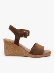 Brązowe sandały na koturnie. Brązowe sandały damskie Ryłko, bez wzorów, ze skóry, bez obcasa, na koturnie, bez zapięcia. Za 349.99 zł.