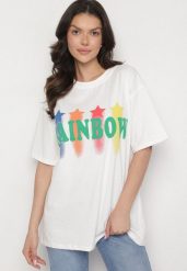 Biały T-shirt Oversize z Kolorowym Napisem i Gwiazdkami Iloviela. Białe bluzki damskie Born2be, m, z aplikacjami, z jeansu, eleganckie, bez kołnierzyka. Za 49.99 zł.