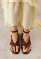 Brązowe Sandały w Stylu Japonek z Paskiem na Palec Imitacji Zamszu Arrierena. Brązowe sandały damskie Renee, bez wzorów, z satyny, bez obcasa, na płaskiej podeszwie, bez zapięcia. Za 99.99 zł.