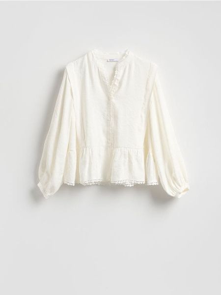 Bluzka z modalem - złamana biel. Bluzki damskie Reserved, l, bez wzorów, z tkaniny, bez kołnierzyka, bez ramiączek. Za 149.99 zł.