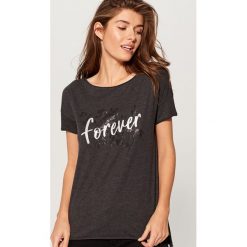 Koszulka basic - Szary. T-shirty damskie marki Mohito. W wyprzedaży za 19.99 zł.
