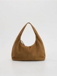 Zamszowa torebka hobo - beżowy. Brązowe torebki do ręki damskie Reserved, bez wzorów, z zamszu, zamszowe, bez dodatków. Za 359.99 zł.