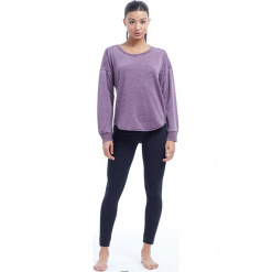 Sweter "Leanne" w kolorze ciemnofioletowym. Fioletowe swetry damskie BALANCE COLLECTION, z bawełny, z okrągłym kołnierzem. W wyprzedaży za 65.95 zł.