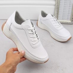 Skórzane półbuty sportowe damskie białe Sergio Leone SP013. Białe półbuty damskie Sergio Leone, bez wzorów, ze skóry, sportowe, bez obcasa, bez zapięcia. Za 229.99 zł.