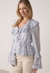 Niebieska Wiskozowa Bluzka w Rustykalnym Stylu z Koronką Falbanami i Wiązaniami Elleflona. Niebieskie bluzki damskie Born2be, m, bez wzorów, z koronki, bez kołnierzyka, bez ramiączek. Za 149.99 zł.