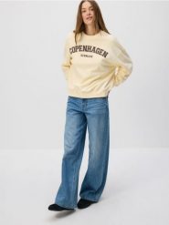 Bluza z haftowanym napisem - jasnożółty. Żółte bluzy damskie Reserved, l, bez wzorów, z bawełny, bez kaptura. W wyprzedaży za 69.99 zł.