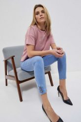 Jeansy medium waist z guzikami na nogawkach niebieskie. Niebieskie jeansy damskie MOODO. W wyprzedaży za 41.99 zł.