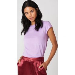 NA-KD Basic T-shirt z surowym wykończeniem - Purple. Fioletowe t-shirty damskie NA-KD Basic, z bawełny, z okrągłym kołnierzem. W wyprzedaży za 19.57 zł.