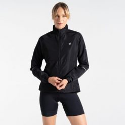 Kurtka wiatrówka damska Resilient III. Czarne kurtki damskie Dare 2b, bez wzorów, z softshellu, bez kaptura. W wyprzedaży za 169.99 zł.