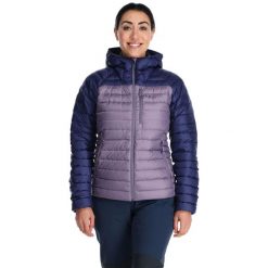 Kurtka puchowa damska Rab Microlight Alpine Jacket z kapturem. Fioletowe kurtki damskie RAB, m, bez wzorów, z puchu, z kapturem. Za 639.99 zł.