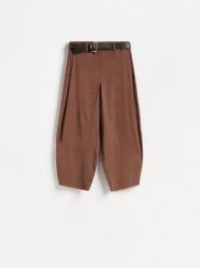Spodnie barrel leg z paskiem - brązowy. Brązowe spodnie materiałowe damskie Reserved, l, bez wzorów, z tkaniny. Za 139.99 zł.