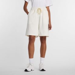 Spodenki damskie New Balance WB61H5V6SST – beżowe. Brązowe szorty damskie New Balance, s, bez wzorów, z bawełny, klasyczne. Za 239.99 zł.