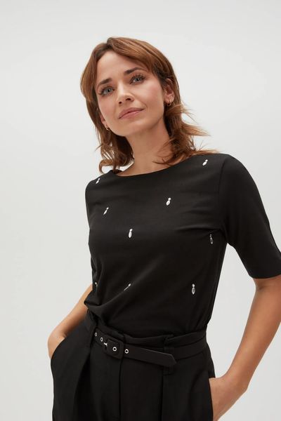 Bluzka ozdobiona koralikami czarna. Czarne bluzki damskie MOODO, s, bez wzorów, z bawełny, bez kołnierzyka, bez ramiączek. W wyprzedaży za 27.99 zł.