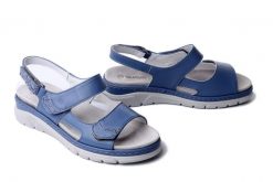 Suave 710134-51 mittelblau, sandały damskie. Niebieskie sandały damskie Suave, bez wzorów, ze skóry, bez obcasa, na koturnie, bez zapięcia. Za 334.90 zł.
