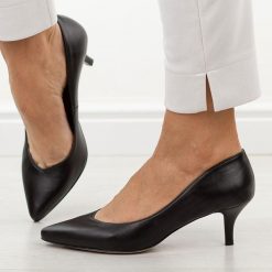 Czarne lico skórzane Polskie niskie szpilki damskie Prestige 2105/szpX. Czarne szpilki damskie Prestige, bez wzorów, ze skóry, bez obcasa, bez zapięcia. Za 399.00 zł.