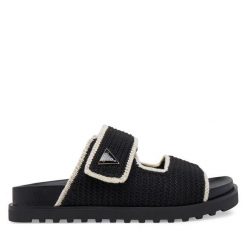 Klapki Guess. Czarne klapki damskie Guess, z aplikacjami, bez obcasa. Za 389.99 zł.