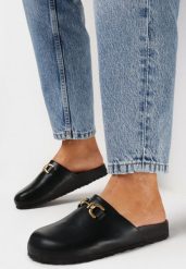 Czarne Klapki z Imitacji Zamszu i Klamerką Carva. Czarne klapki damskie Born2be, bez wzorów, eleganckie, bez obcasa, na płaskiej podeszwie. Za 79.99 zł.