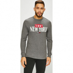 Tommy Jeans - Longsleeve. Szare bluzki z długim rękawem męskie Tommy Jeans, z nadrukiem, z bawełny, z okrągłym kołnierzem. Za 199.90 zł.